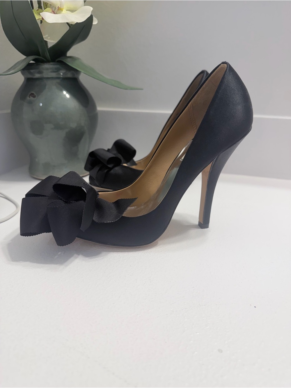 Badgley Mischka Black Satin Heels with Bow size 7 1/2 - Picture 2 of 6